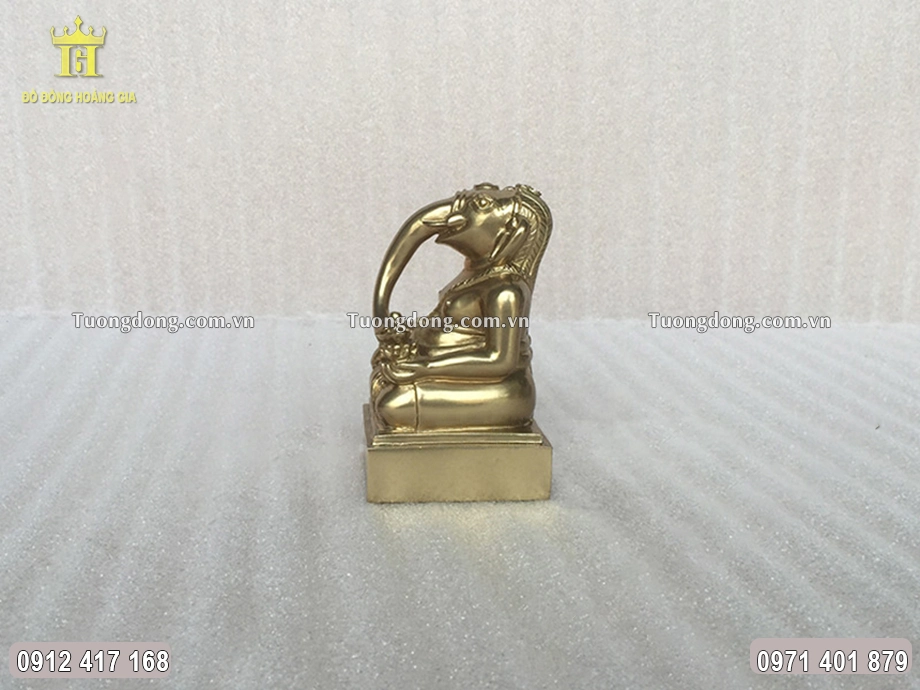 Hình ảnh nhìn nghiêng của bức tượng đồng